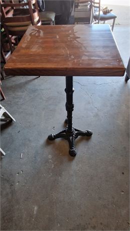 Square wood table, color: brown (2)