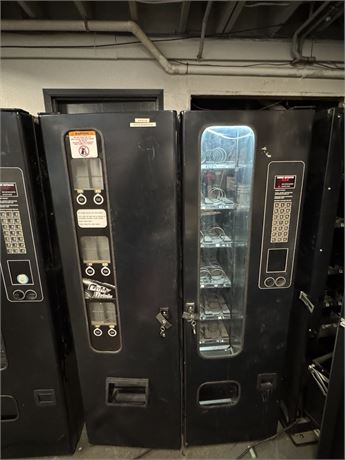 Lot 69 - Indoor Refridgerated and Dry Goods Vending Machine