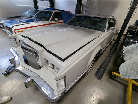 Lot 39 - 1977 lincoln continental mach 5