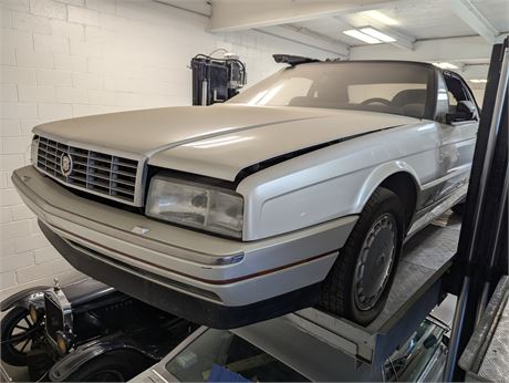 Lot 38 - 1991 cadillac  allante