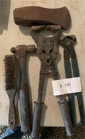 Lot 131 - (5) Cutter and Pincers