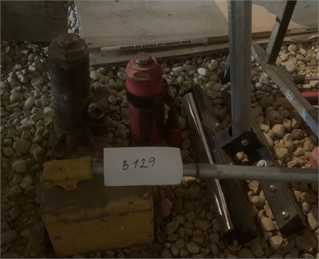 Lot 129 - (3) Hydraulic Jacks and Roller Guide