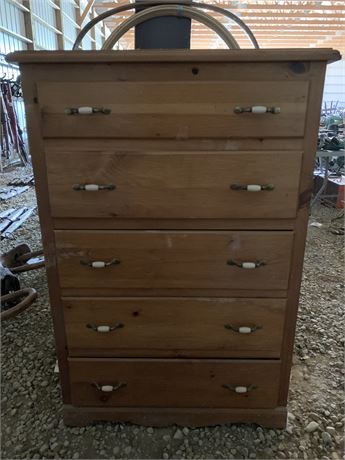 Lot 10 - 5 drawer Dresser