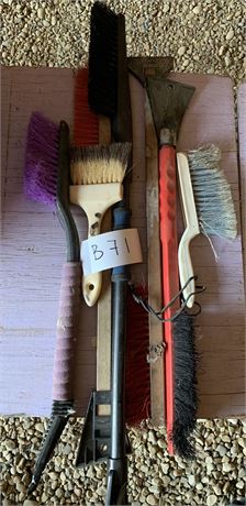 Lot 71 - Hand and Snow Brushes