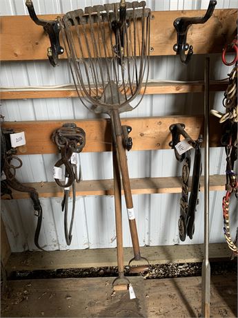 Lot 113 - Antique Scoops and Shovels