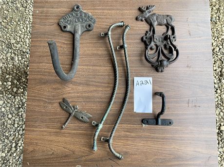 Lot 221 - Door Knocker Cast Iron Decorative Moose and Hooks