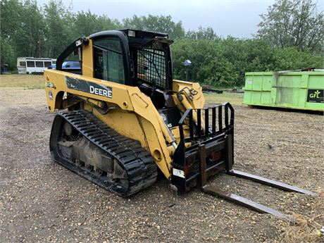 Lot 243 - John Deere Skid Steer 332
