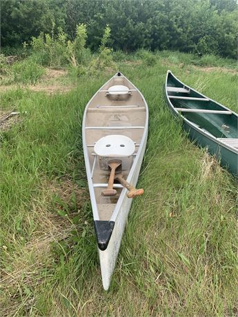 Lot 300 - Clipper 17'6'' Tripper Canoe