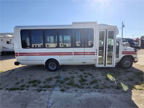Lot 8118 - 2011 Ford E450 Bus