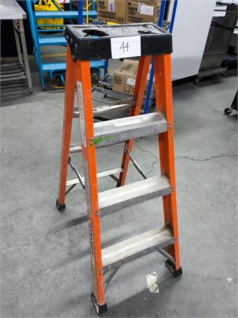Lot 44 - Sturdy Ladder 4 Ft Step Ladder