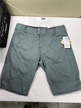 Lot 32 - Aventura McIntyre Short, Size 14