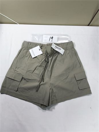 Lot 19 - Recreation Cassie Short, Size Medium