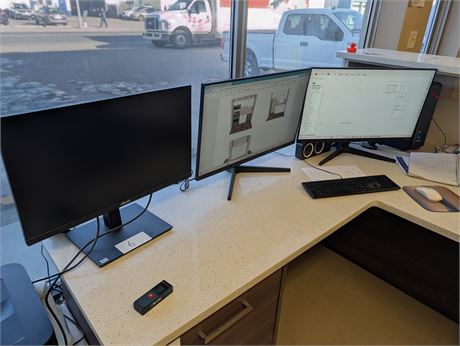 Lot 6 - Monitors