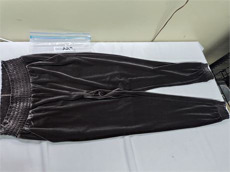 Lot 229 - Commando Velvet Smocked Jogger, Size Medium