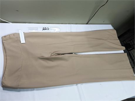 Lot 226 - Margaret M Pant 3 Button, Size 4