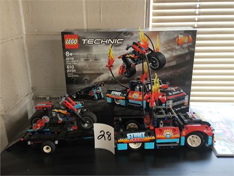 Lot 28 - Lego 610Piece Set