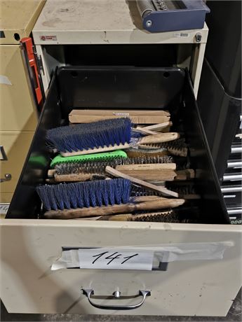 Lot 141 - Various Brushes