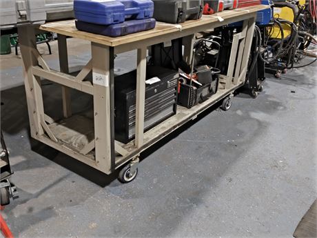 Lot 212 - Heavy-duty Industrial Mobile Workbench