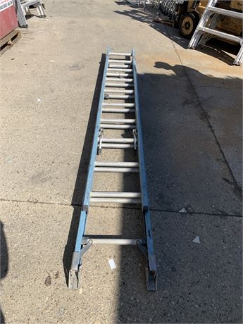 Lot 162 - Fiberglass Extension Ladder