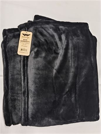 Lot R9 - Whiteridge Eco Serenity Plush Throw