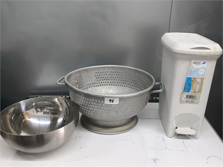 Lot 98 - Kitchen Items