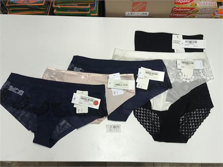 Lot 690 - Simone Perele Shorts