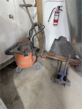 Lot 13 - Ridgid Shop vac and Jack