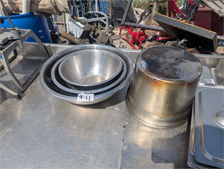 Lot 4-11 - Mixing and Serving Bowl