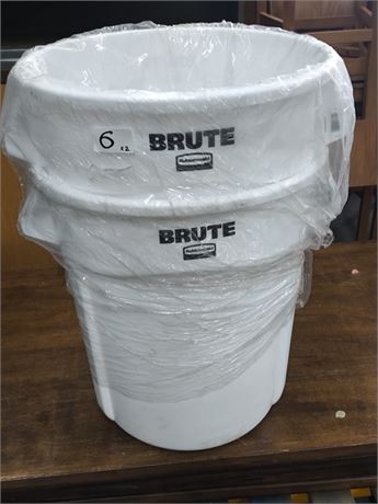Lot 6 - Rubbermaid BRUTE Commercial Trash Can