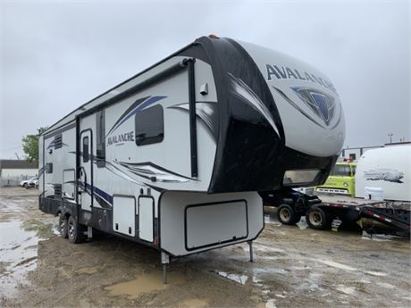 Lot 8392 -  2019 Keystone Avalanche 332MK