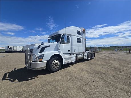 Lot - 8406  2014 VOLVO VN VNL
